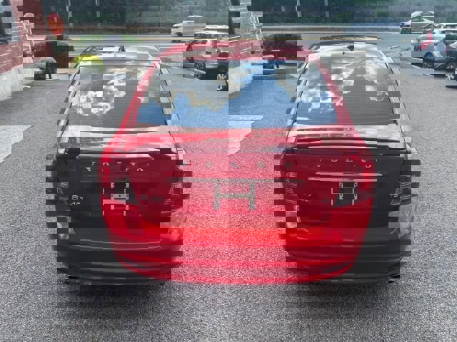 Used 2010 Volvo S40 T5 R-Design image 4