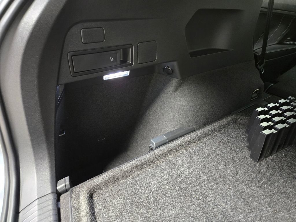 Used 2022 Volkswagen Tiguan SEL R-Line AWD/4WD image 49