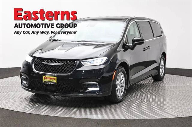 Certified 2023 Chrysler Pacifica Touring-L FWD image 1