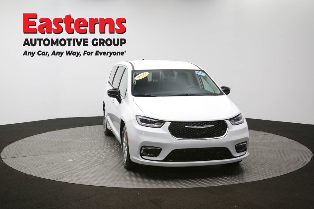 Used 2024 Chrysler Pacifica Touring-L image 50