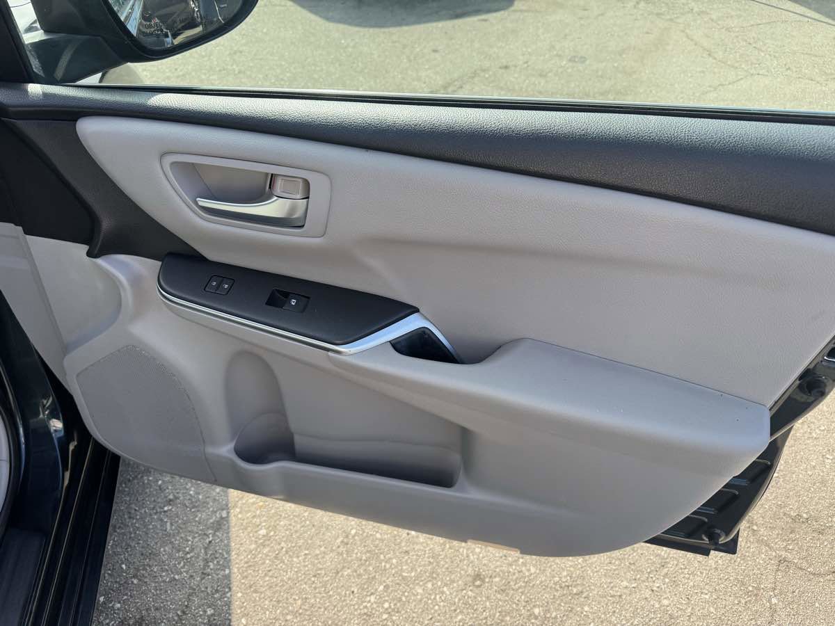 Used 2016 Toyota Camry SE image 14