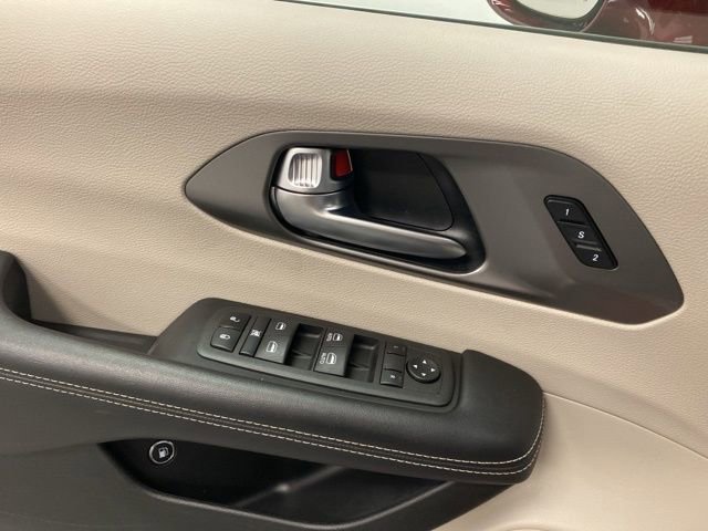 Used 2022 Chrysler Pacifica Touring-L image 19