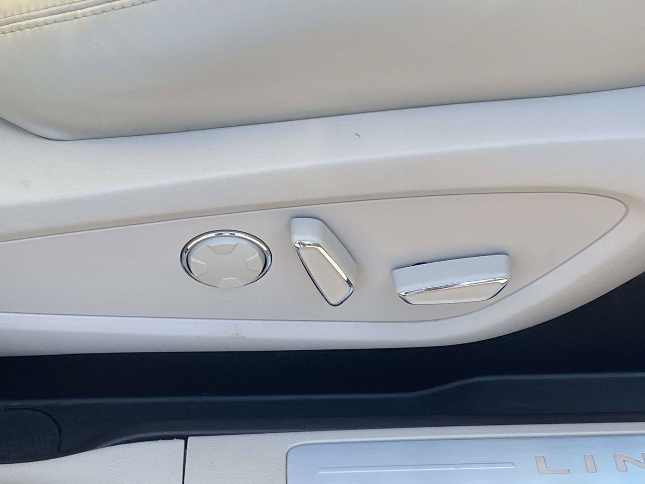 Used 2019 Lincoln MKC Reserve FWD image 13