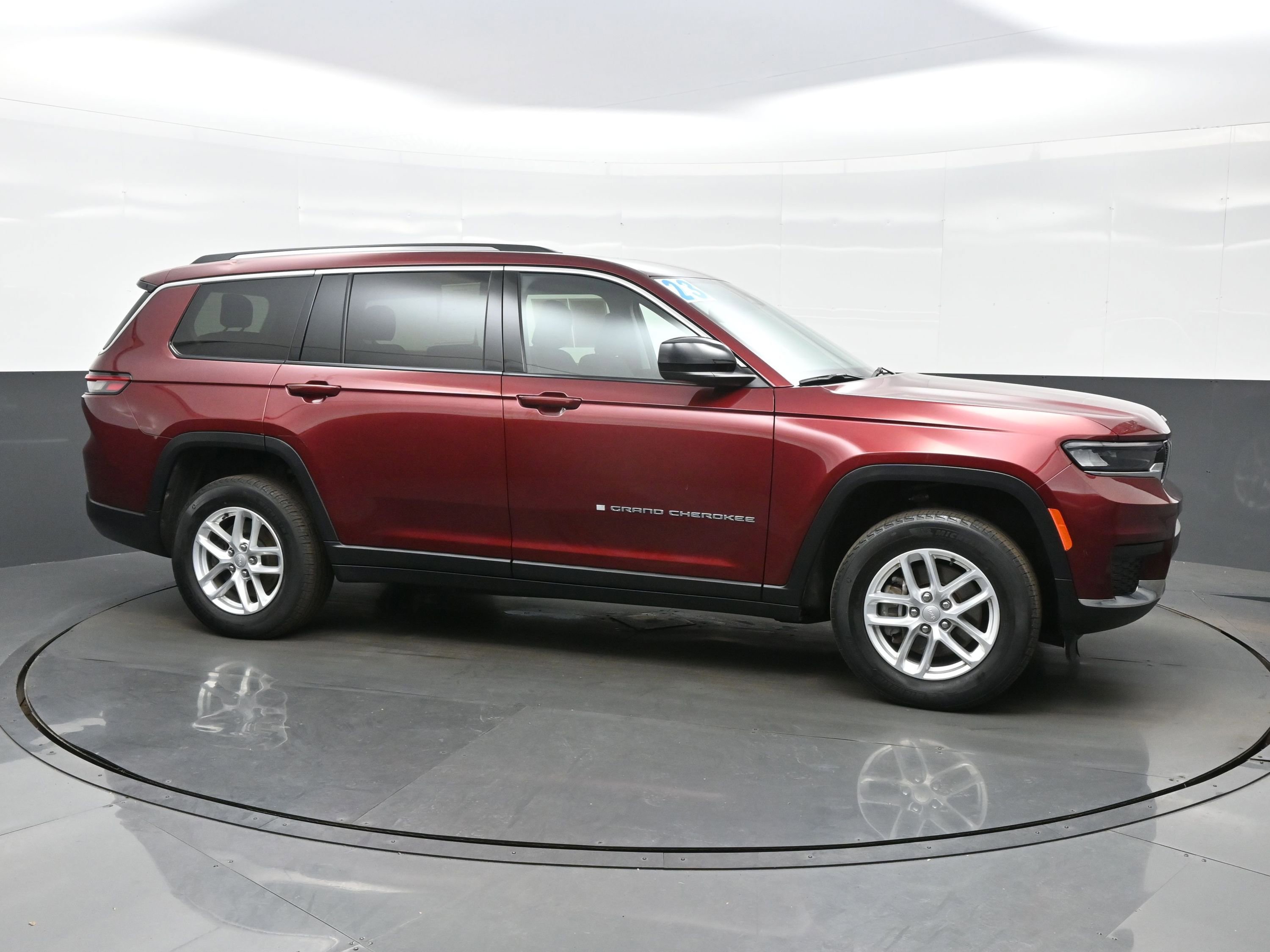 Used 2023 Jeep Grand Cherokee L Laredo image 7
