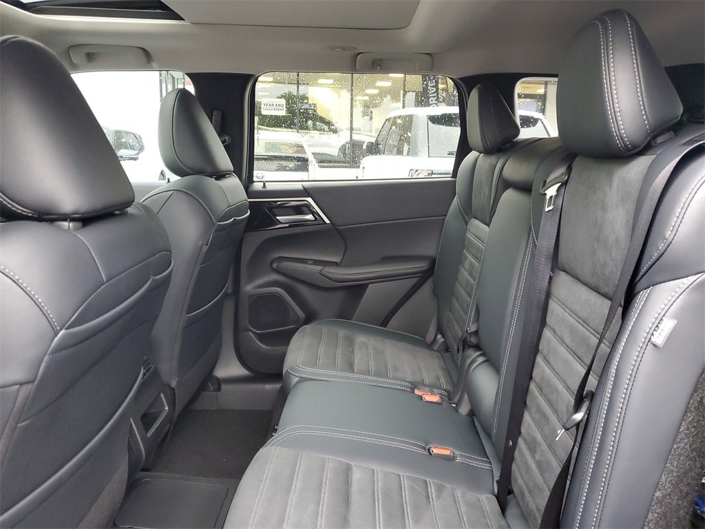 New 2025 Mitsubishi Outlander SE image 13