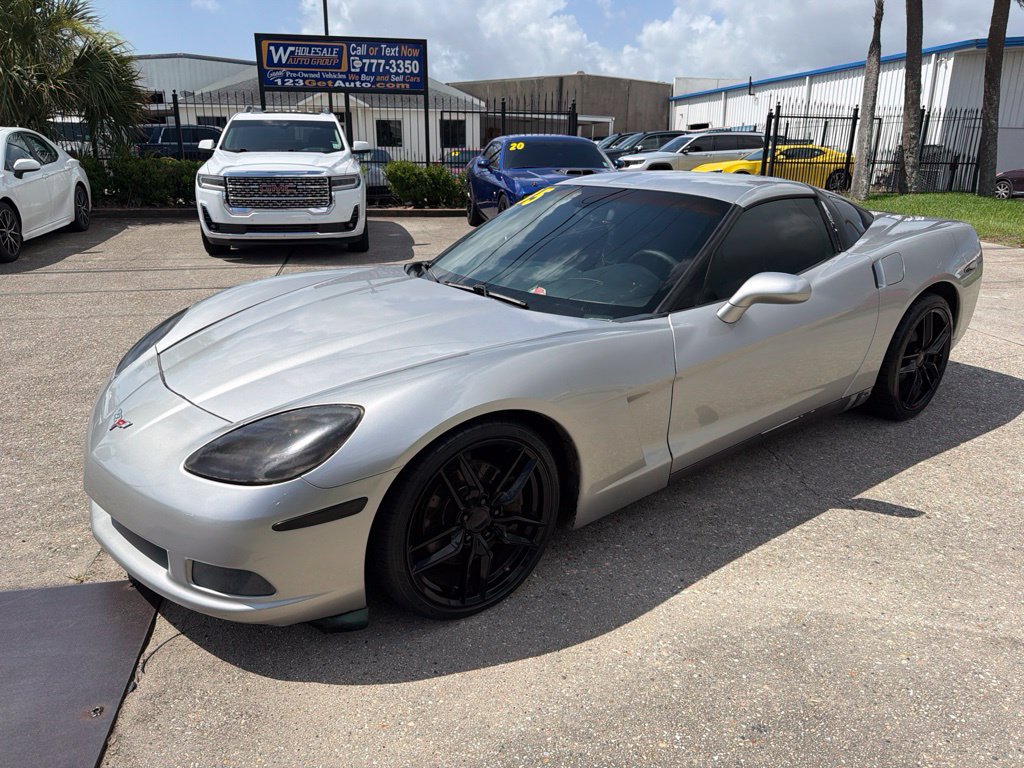Used 2005 Chevrolet Corvette Coupe w/ Preferred Equipment Group RWD image 2