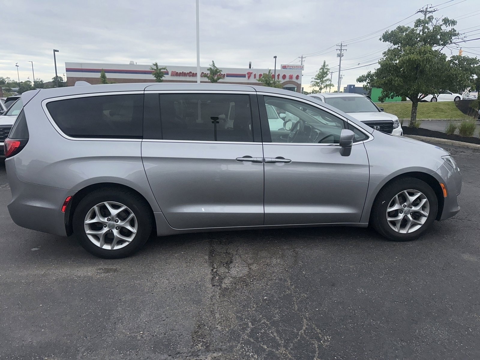 Used 2019 Chrysler Pacifica Touring Plus w/ Tire & Wheel Group FWD image 22