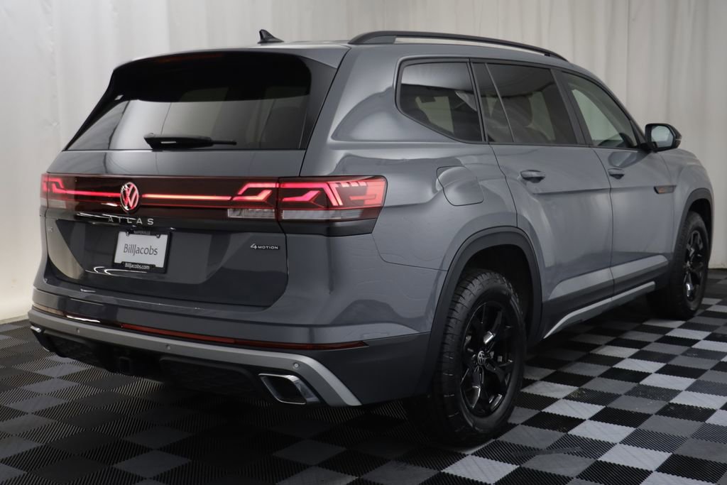 Used 2025 Volkswagen Atlas Peak Edition SE AWD/4WD image 17