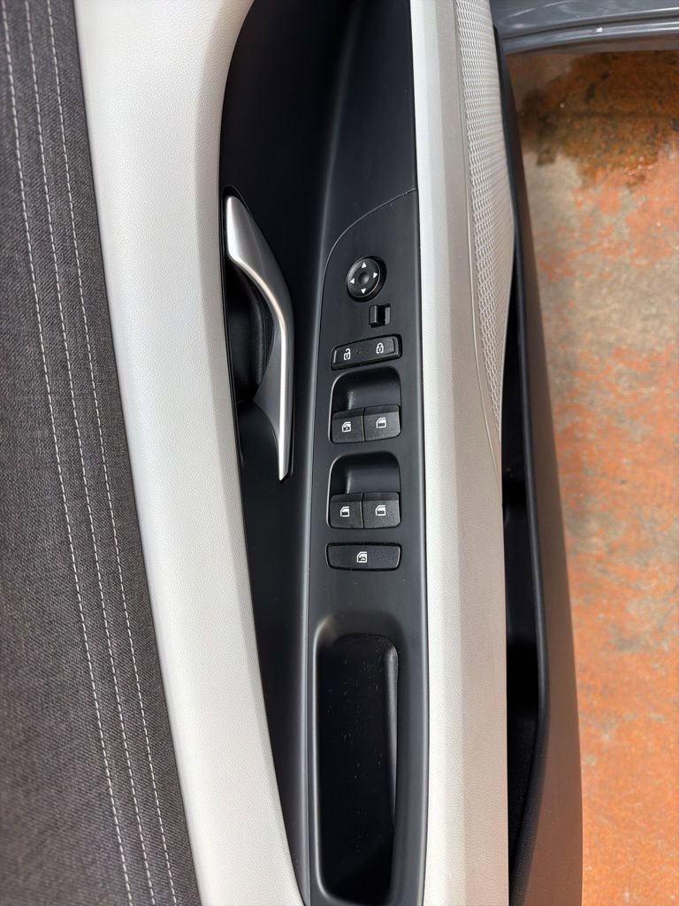 Used 2025 Hyundai Elantra Limited FWD image 23