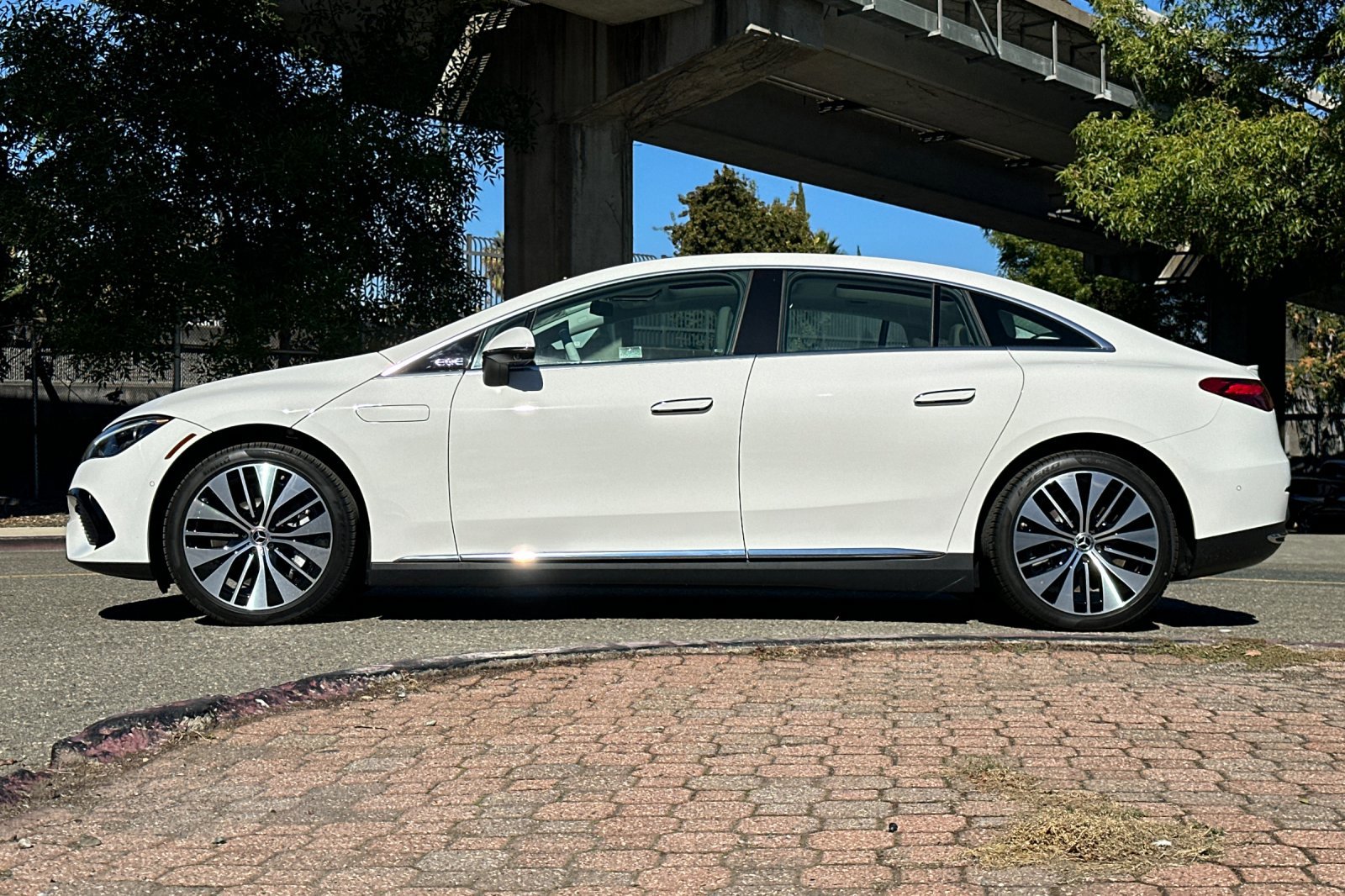 New 2025 Mercedes-Benz EQE 350+ 4MATIC Sedan image 2