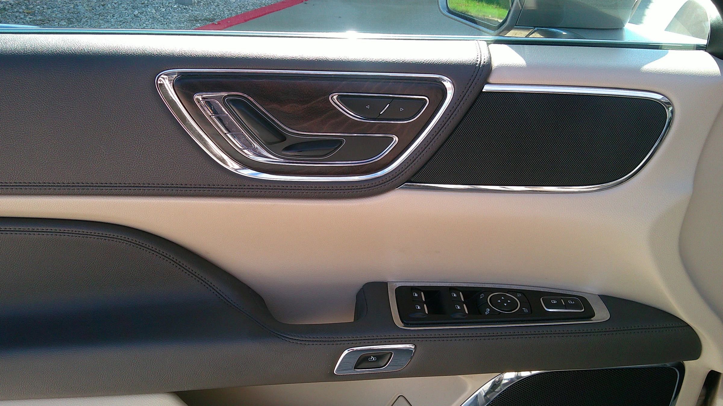 Used 2019 Lincoln Continental Select image 32