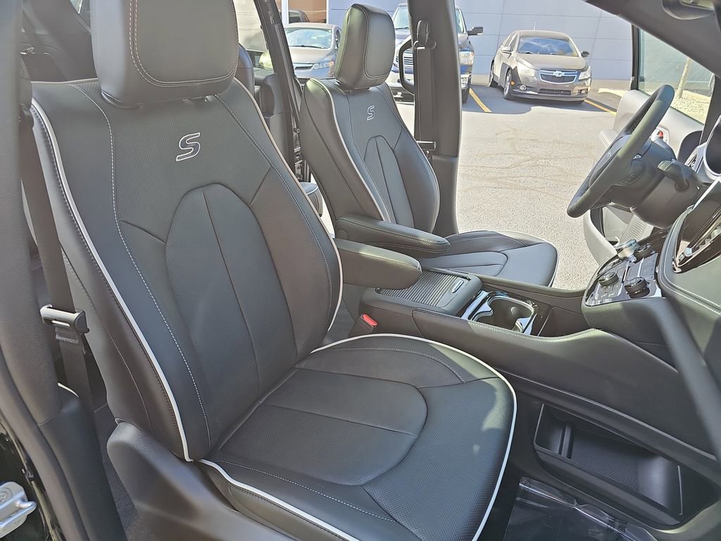 New 2026 Chrysler Pacifica Limited w/ S Appearance Package image 10