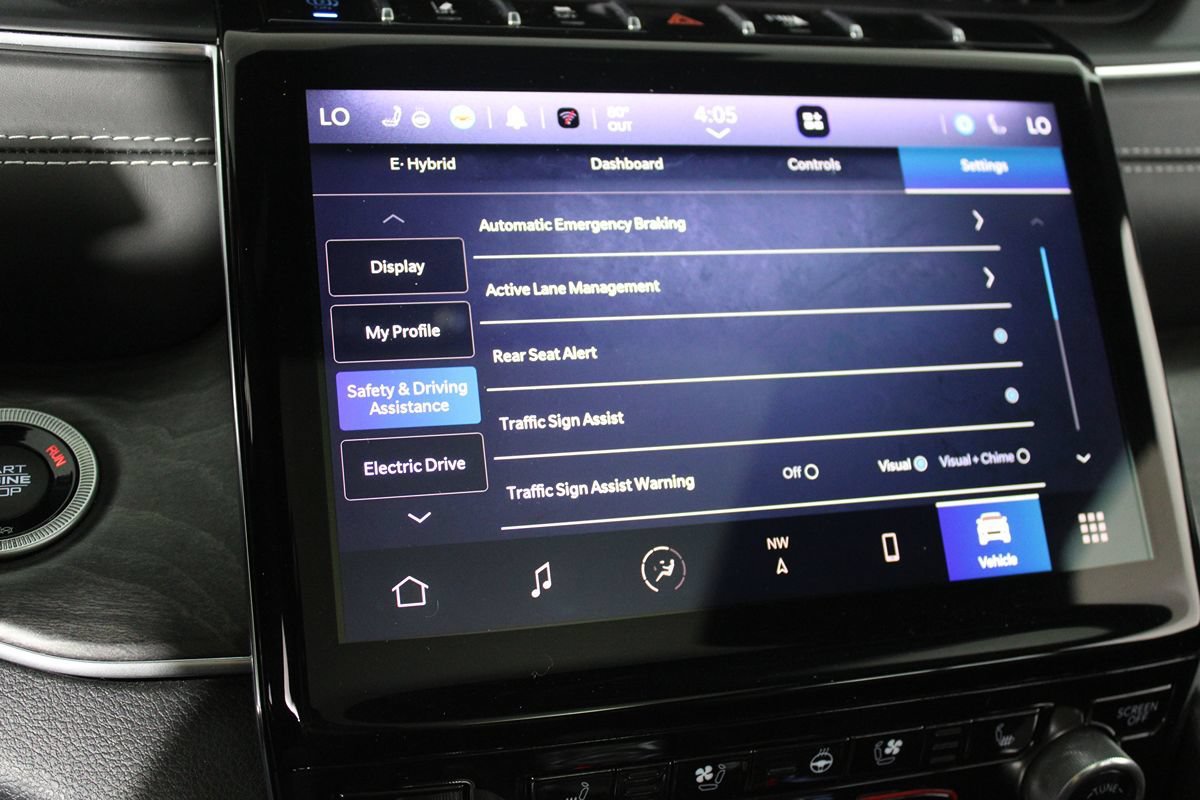 Used 2022 Jeep Grand Cherokee Overland w/ Luxury Tech Group IV AWD/4WD image 23
