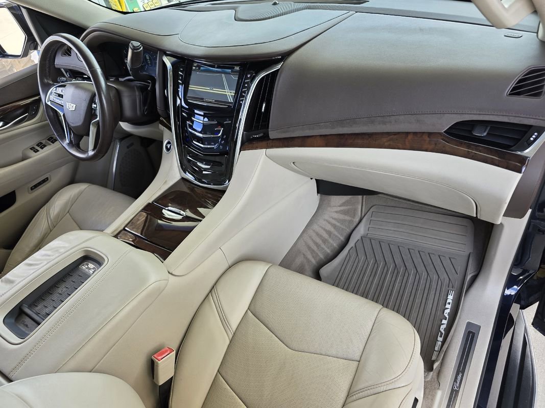 Used 2017 Cadillac Escalade ESV Luxury image 26
