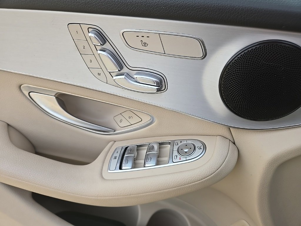 Used 2021 Mercedes-Benz GLC 300 4MATIC image 41