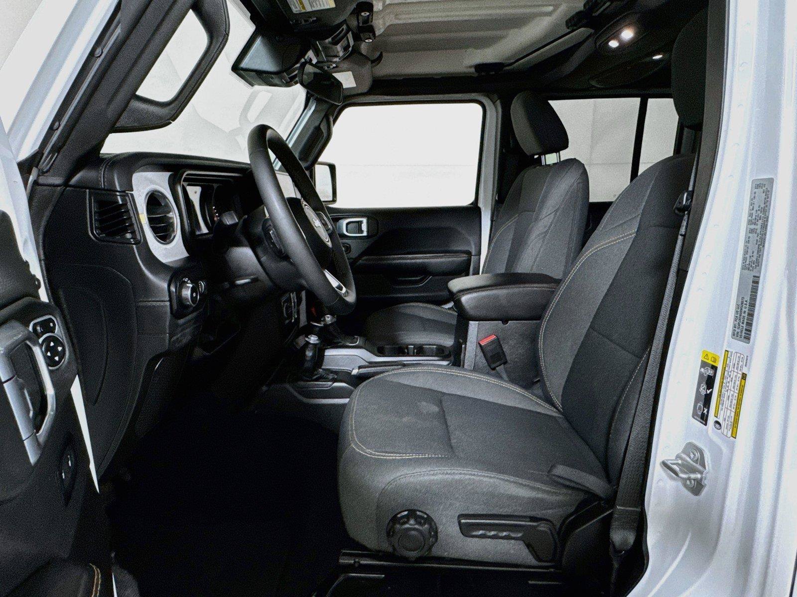 Used 2025 Jeep Wrangler Unlimited Sahara AWD/4WD image 47