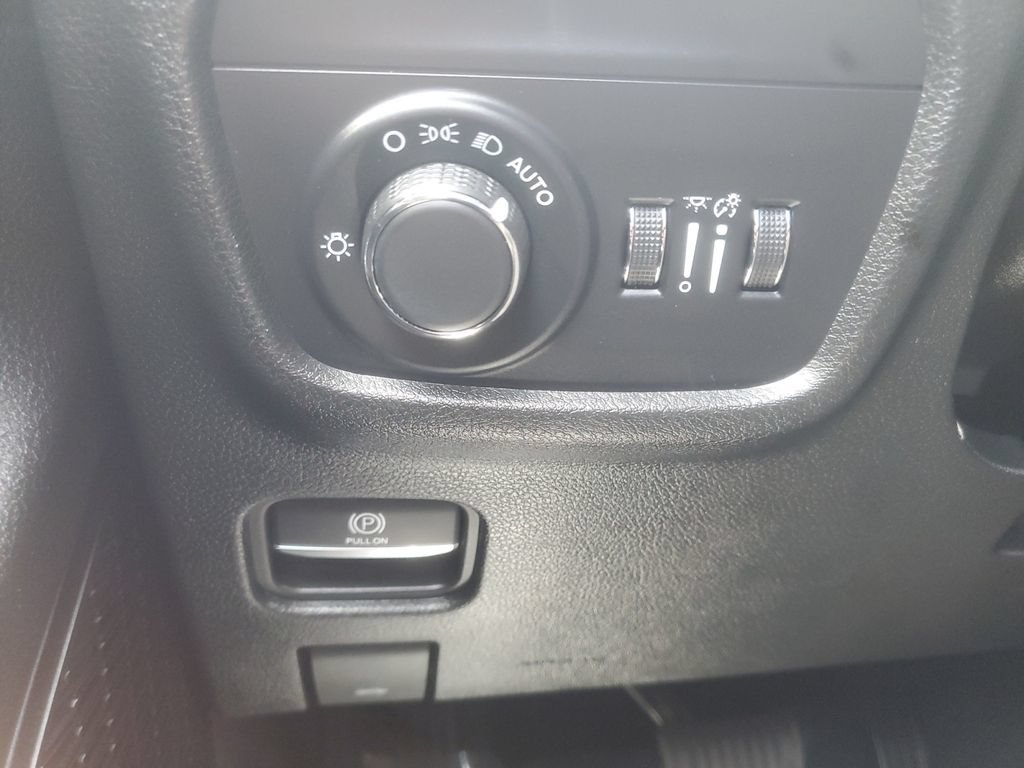 Used 2025 Jeep Grand Cherokee Altitude AWD/4WD image 30