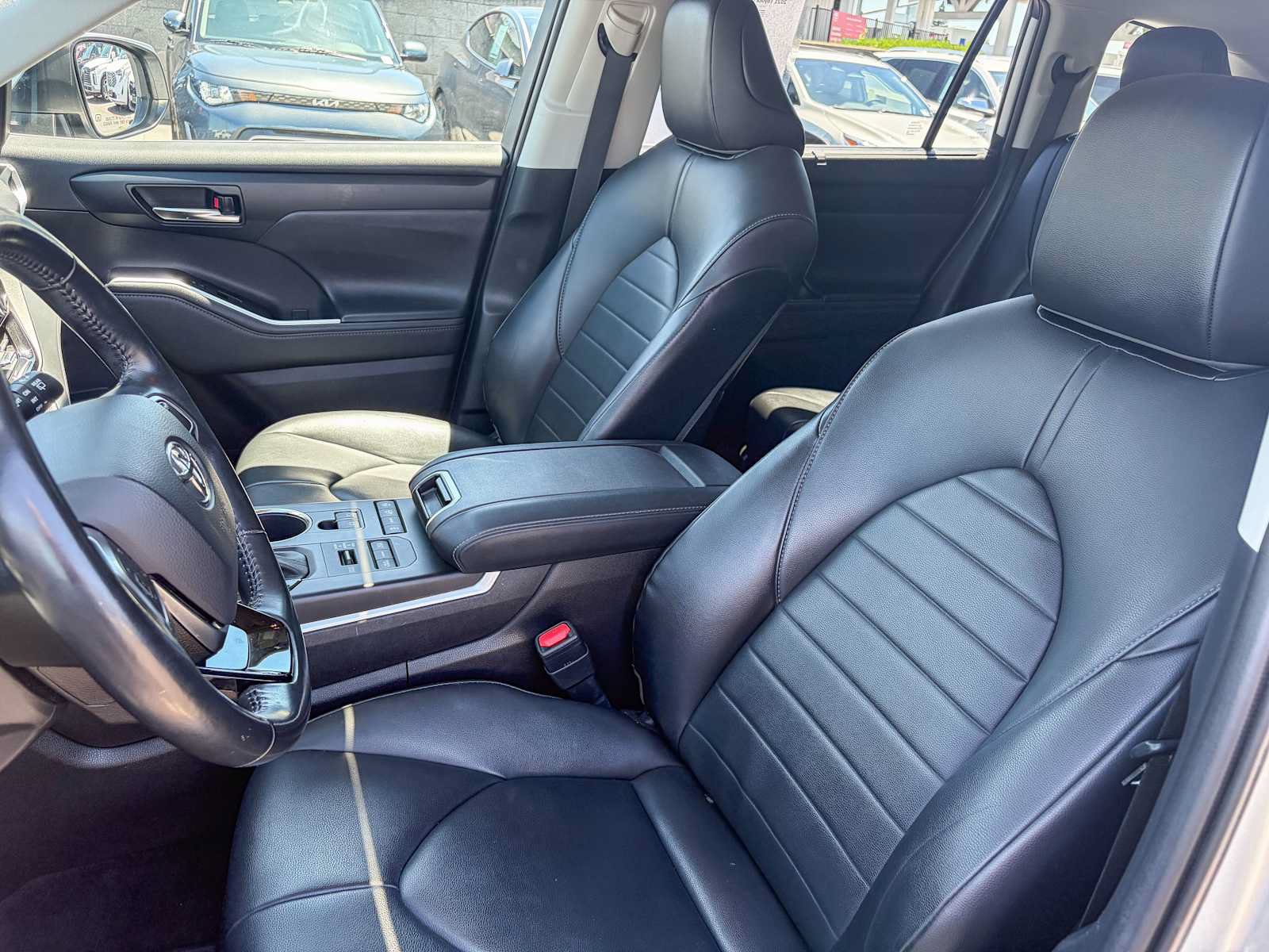 Used 2021 Toyota Highlander XLE AWD/4WD image 17