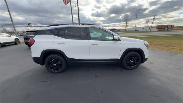 Used 2022 GMC Terrain SLE w/ Driver Convenience Package image 9