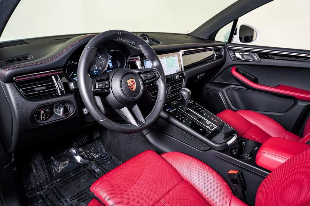 Certified 2025 Porsche Macan image 4