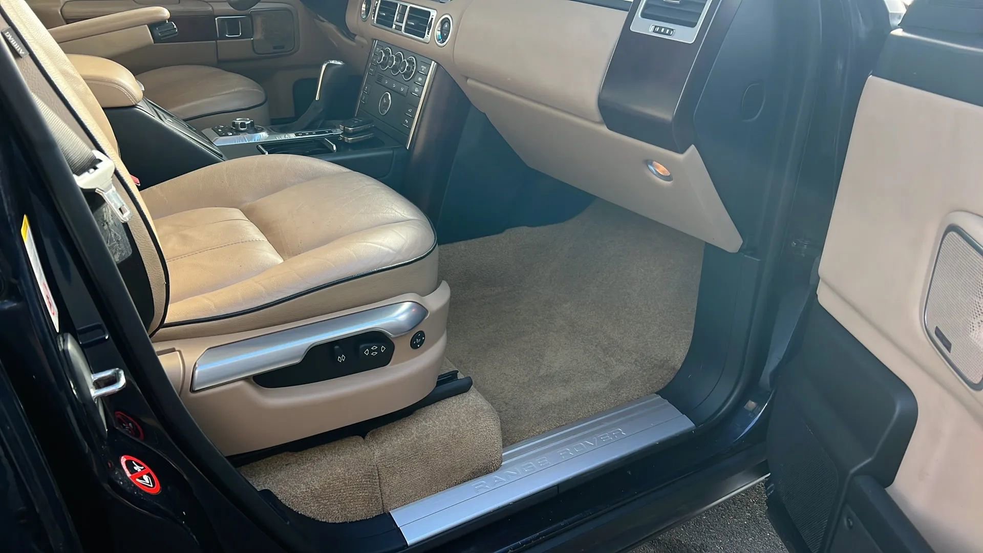 Used 2010 Land Rover Range Rover HSE image 23