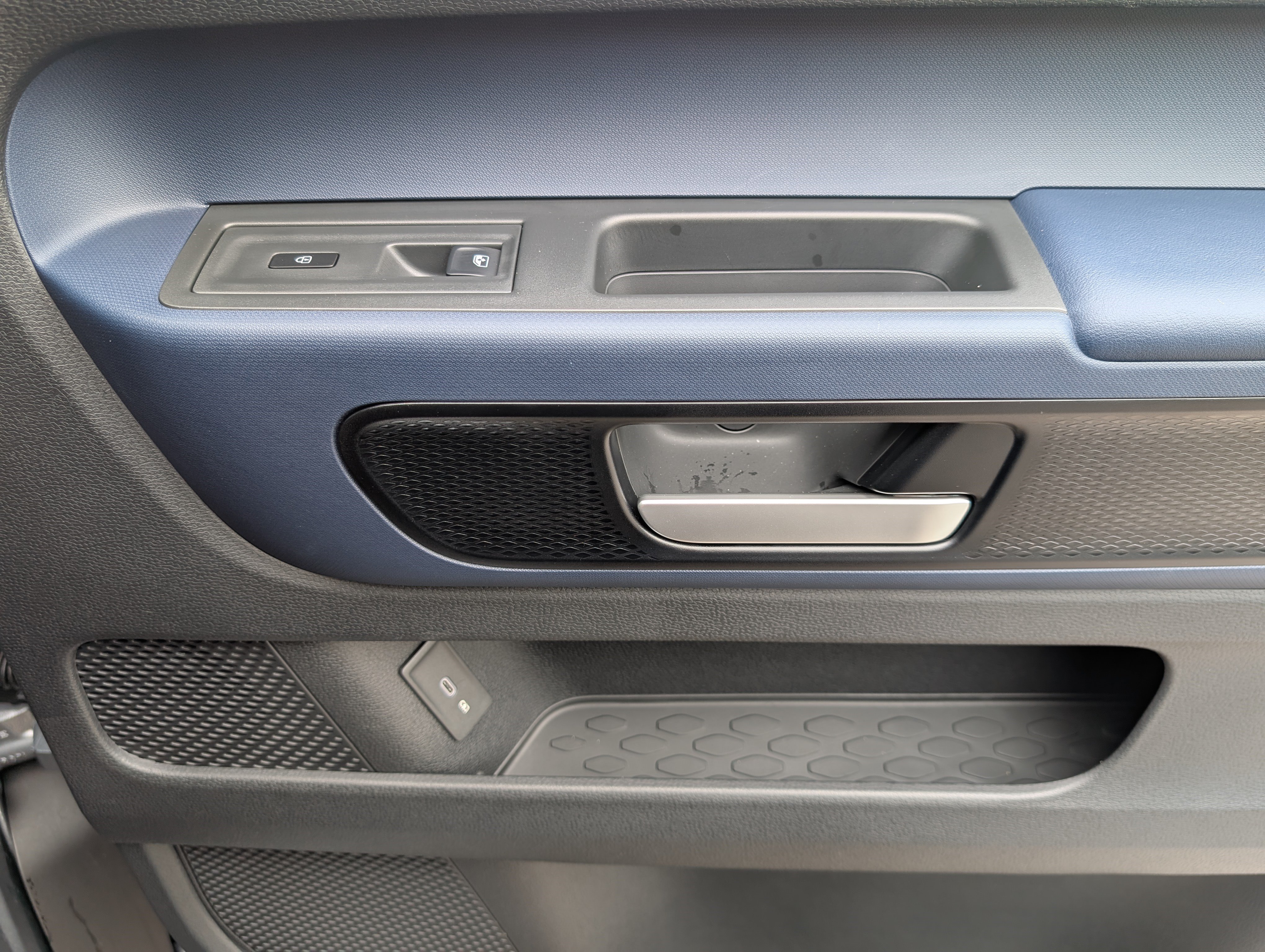 Used 2025 Volkswagen ID. Buzz Pro S Plus RWD image 23