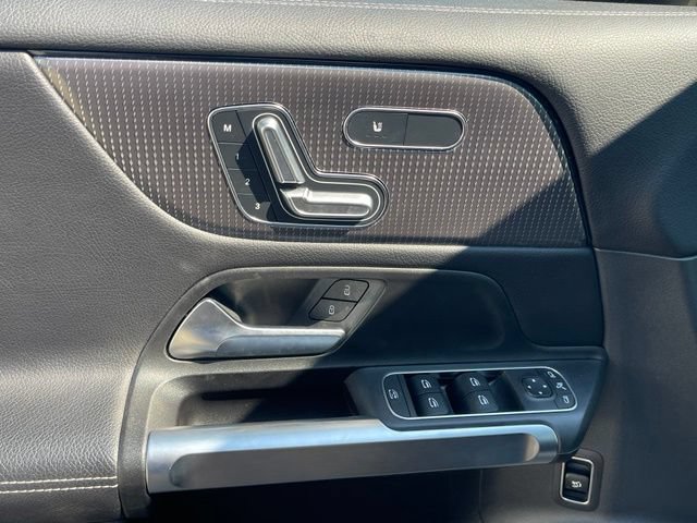 Used 2023 Mercedes-Benz GLB 250 4MATIC w/ Premium Package image 22
