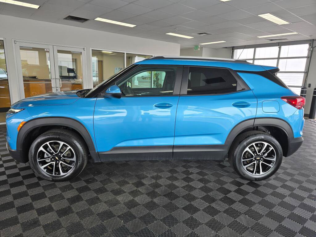 Used 2025 Chevrolet TrailBlazer LT AWD/4WD image 2