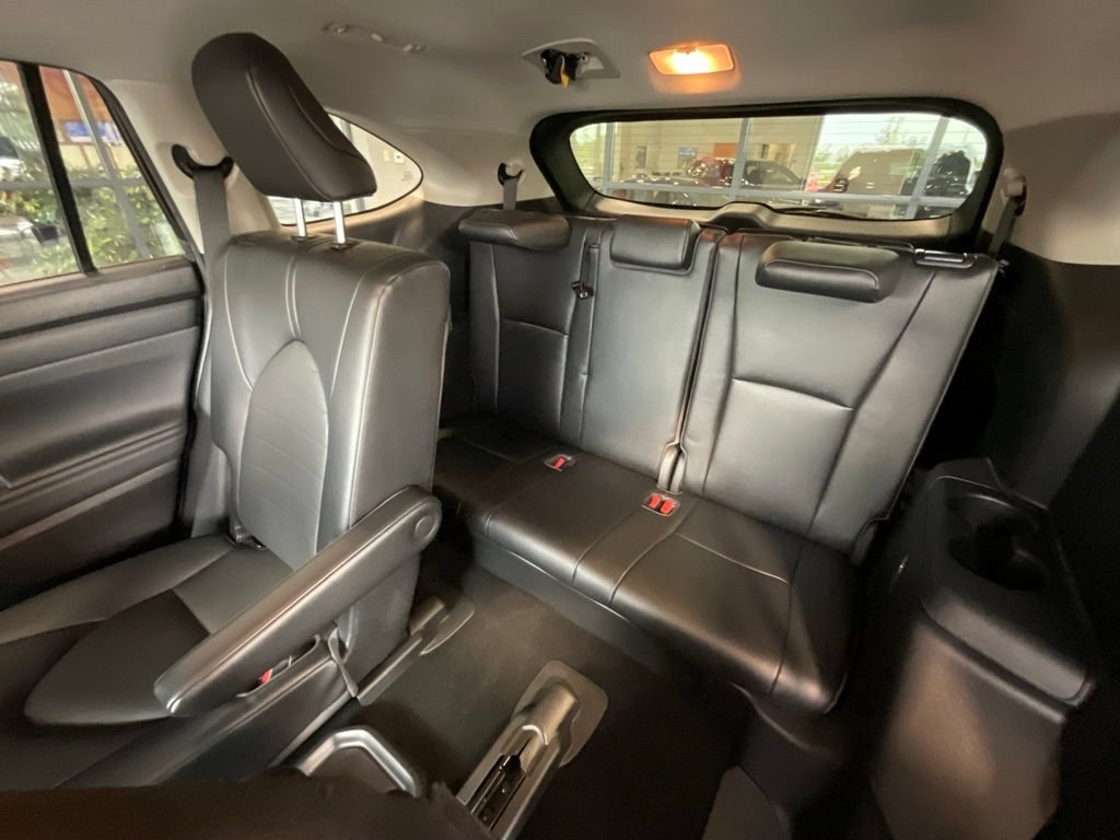 Used 2022 Toyota Highlander XLE AWD/4WD image 23