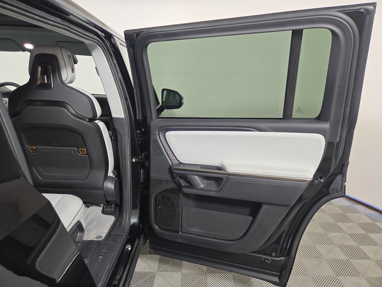 Used 2024 Rivian R1S Adventure AWD/4WD image 19
