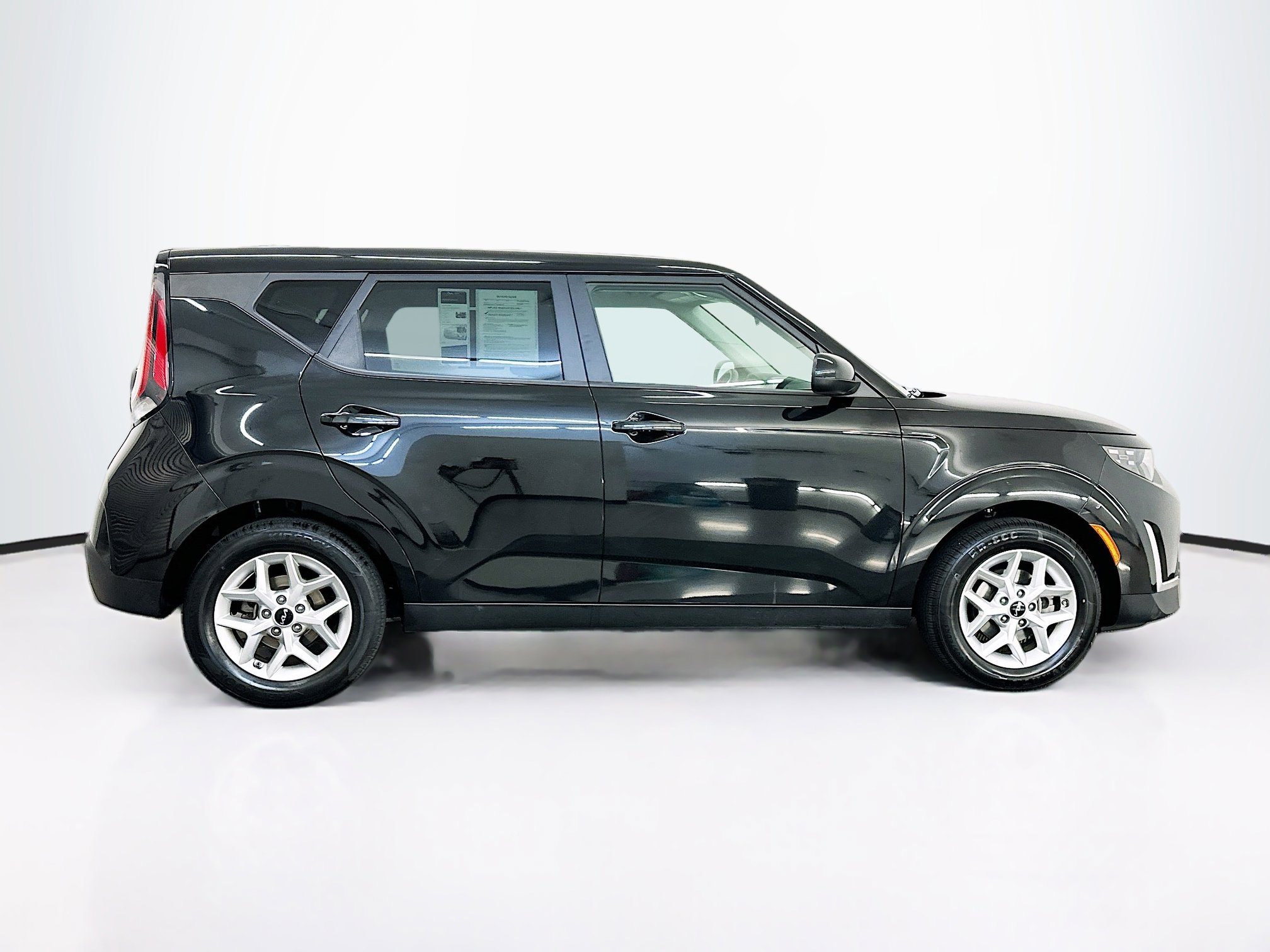 Used 2025 Kia Soul LX w/ LX Technology Package FWD image 10