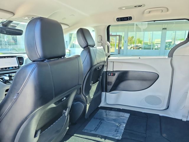 Used 2023 Chrysler Pacifica Touring-L FWD image 14