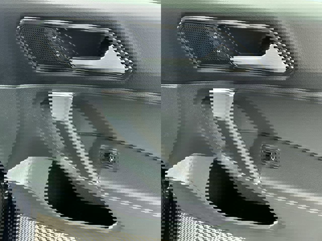 Used 2018 Volkswagen Tiguan SE image 33