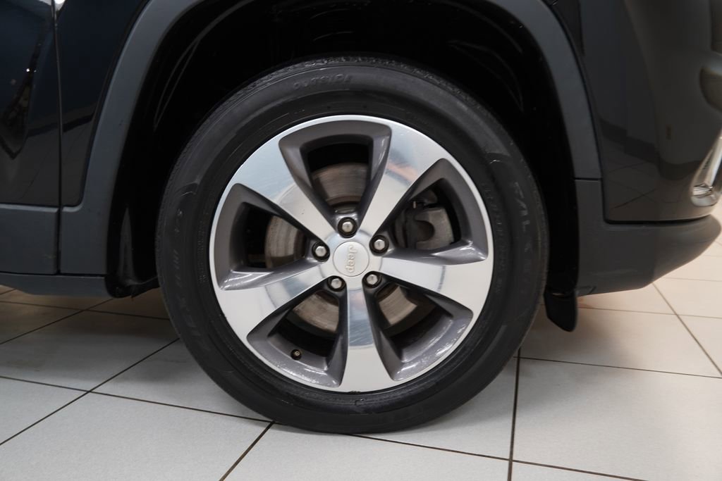 Used 2019 Jeep Cherokee Limited image 12