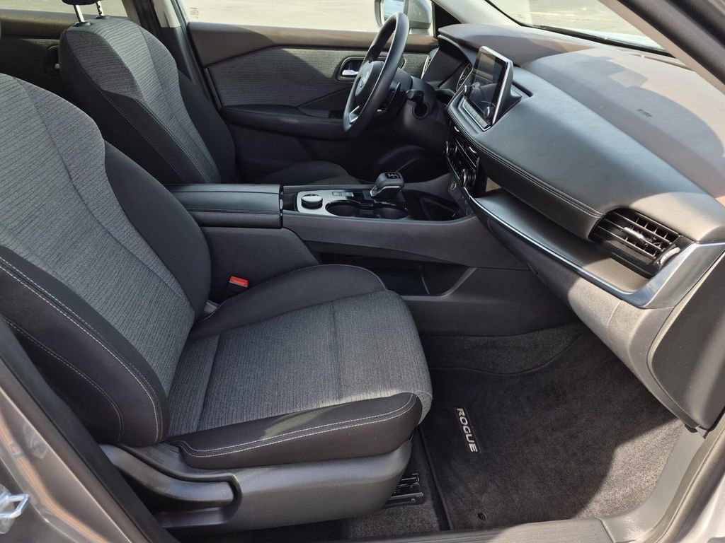 Used 2022 Nissan Rogue SV image 11