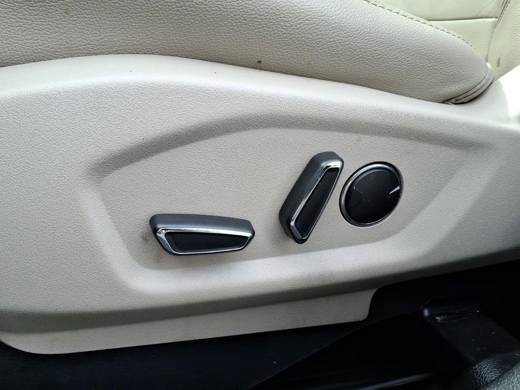 Used 2018 Ford Explorer XLT w/ Equipment Group 202A image 5