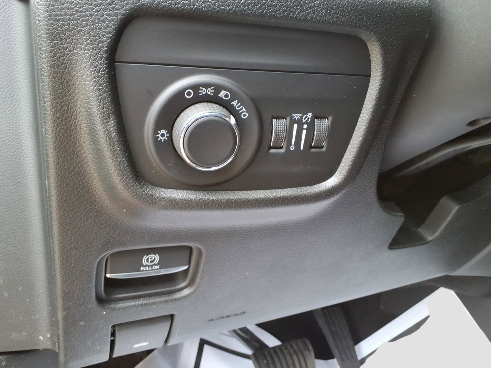 Used 2023 Jeep Grand Cherokee Laredo image 19