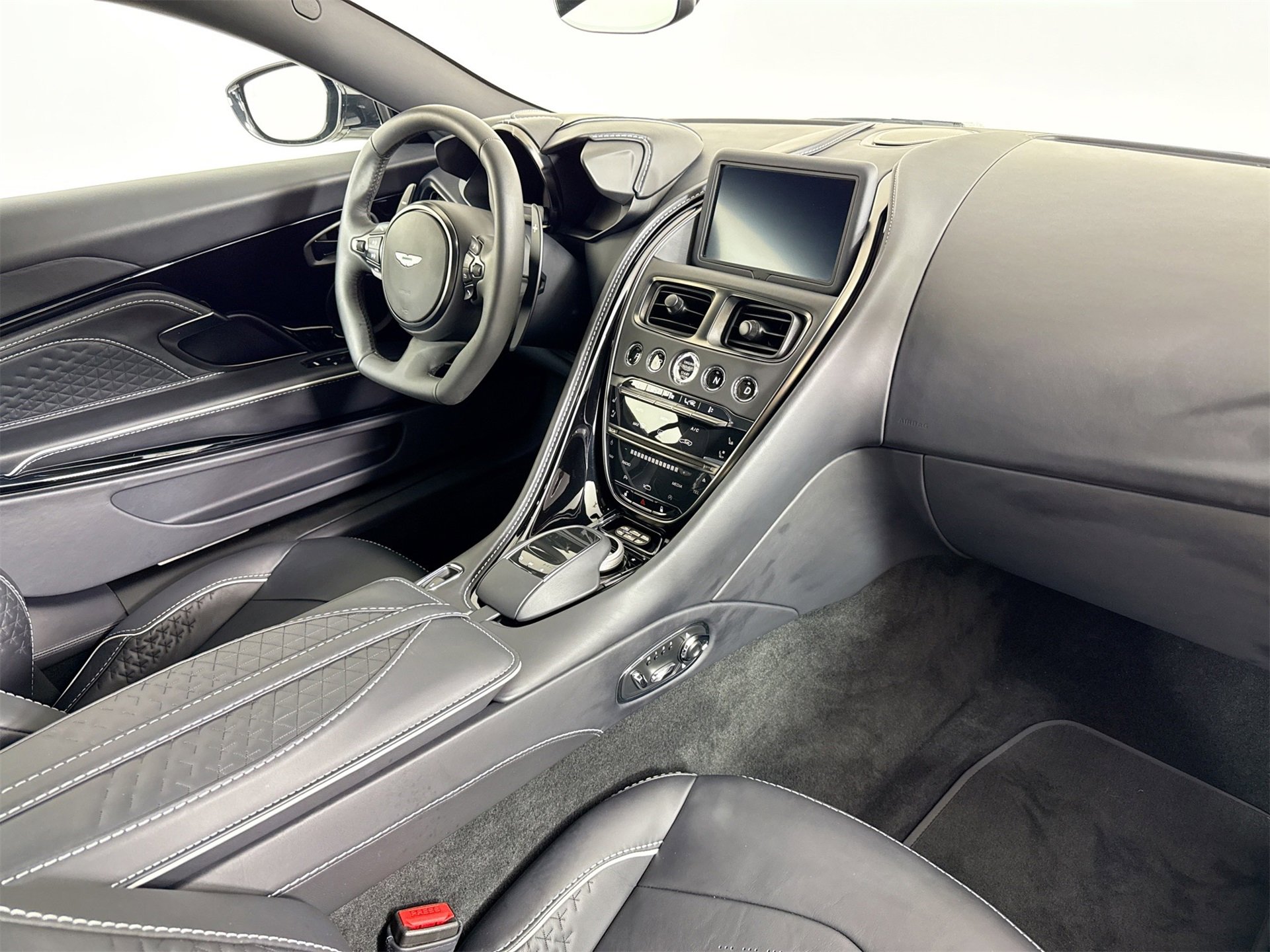 Used 2023 Aston Martin DBS Coupe image 25