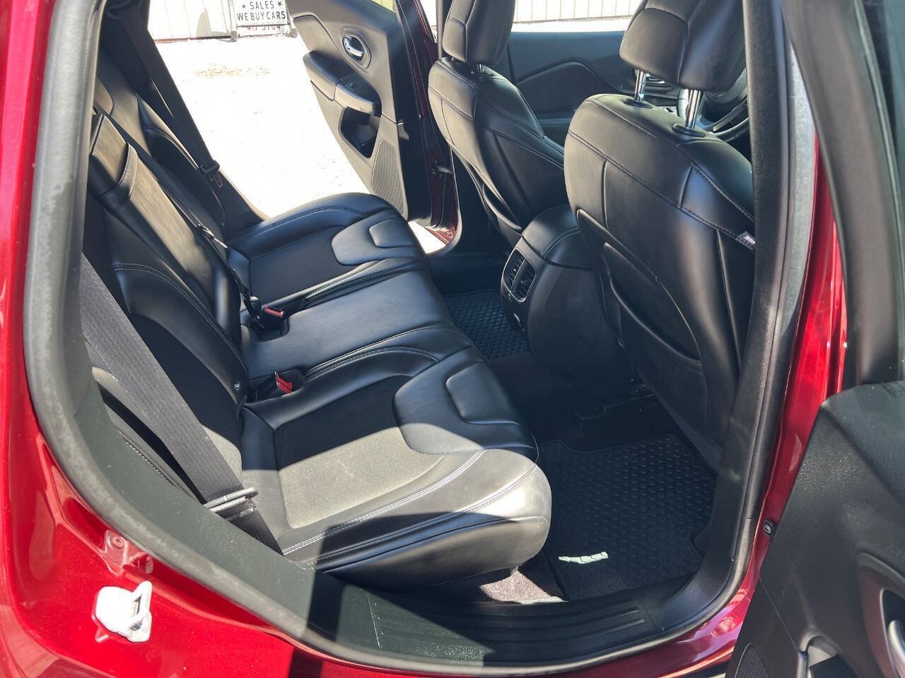 Used 2019 Jeep Cherokee Latitude Plus w/ Cold Weather Group AWD/4WD image 15