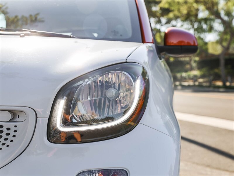 Used 2016 smart fortwo pure RWD image 16