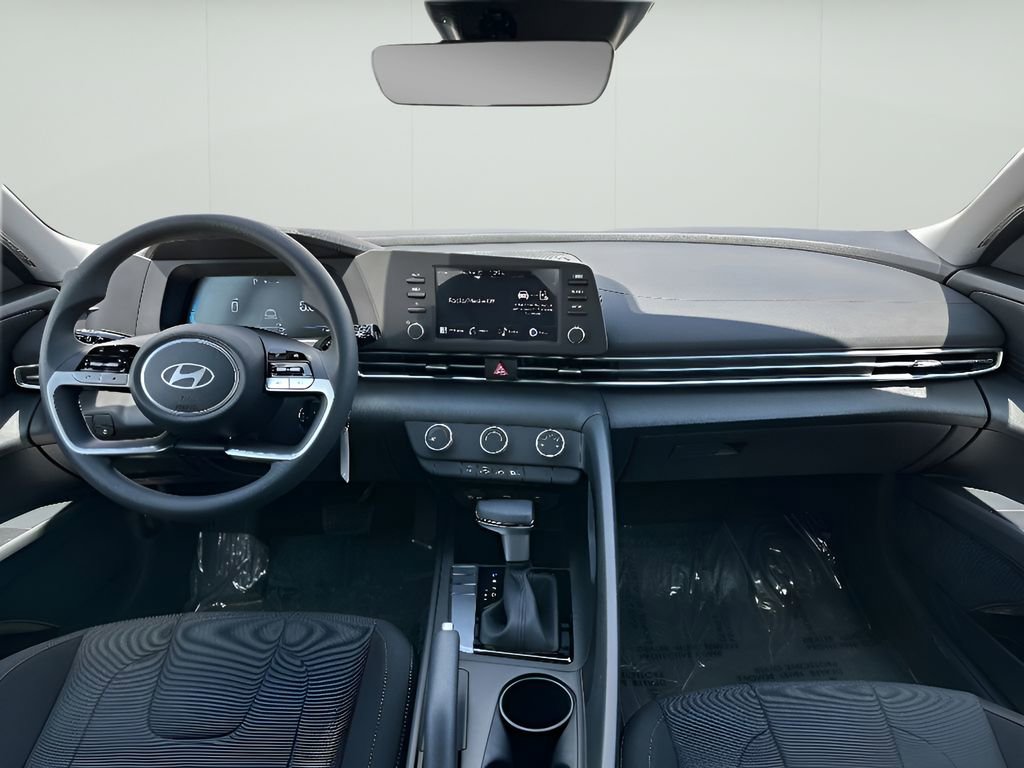 Used 2025 Hyundai Elantra SE w/ Cargo Package image 16