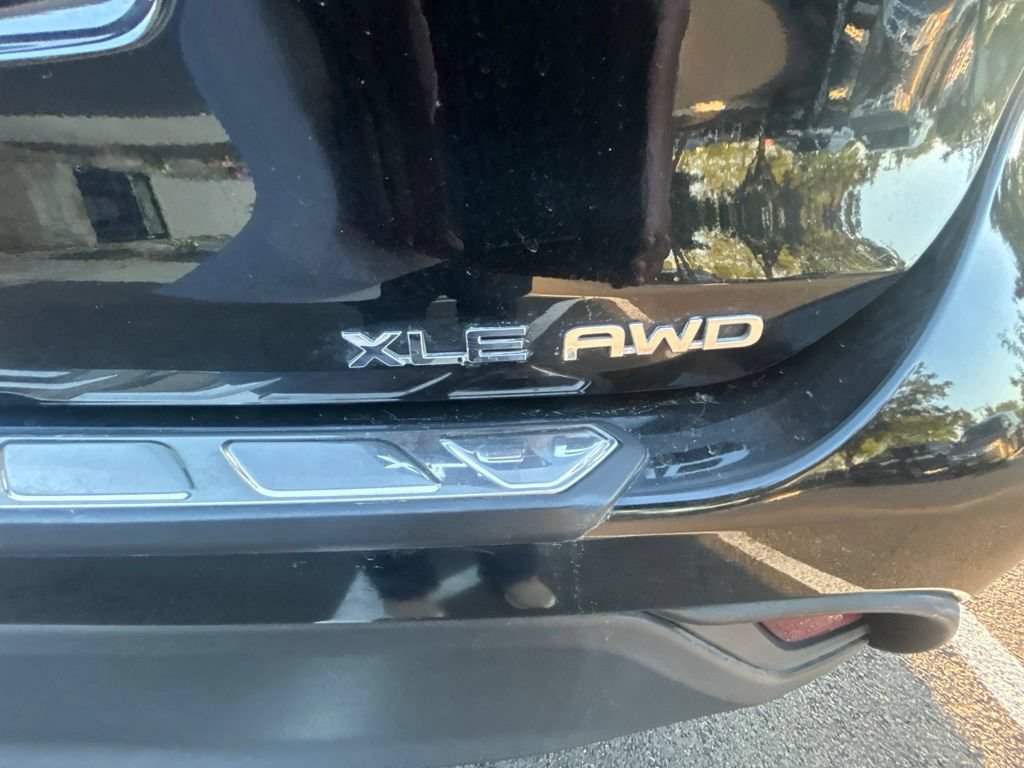 Used 2022 Toyota Highlander XLE AWD/4WD image 9