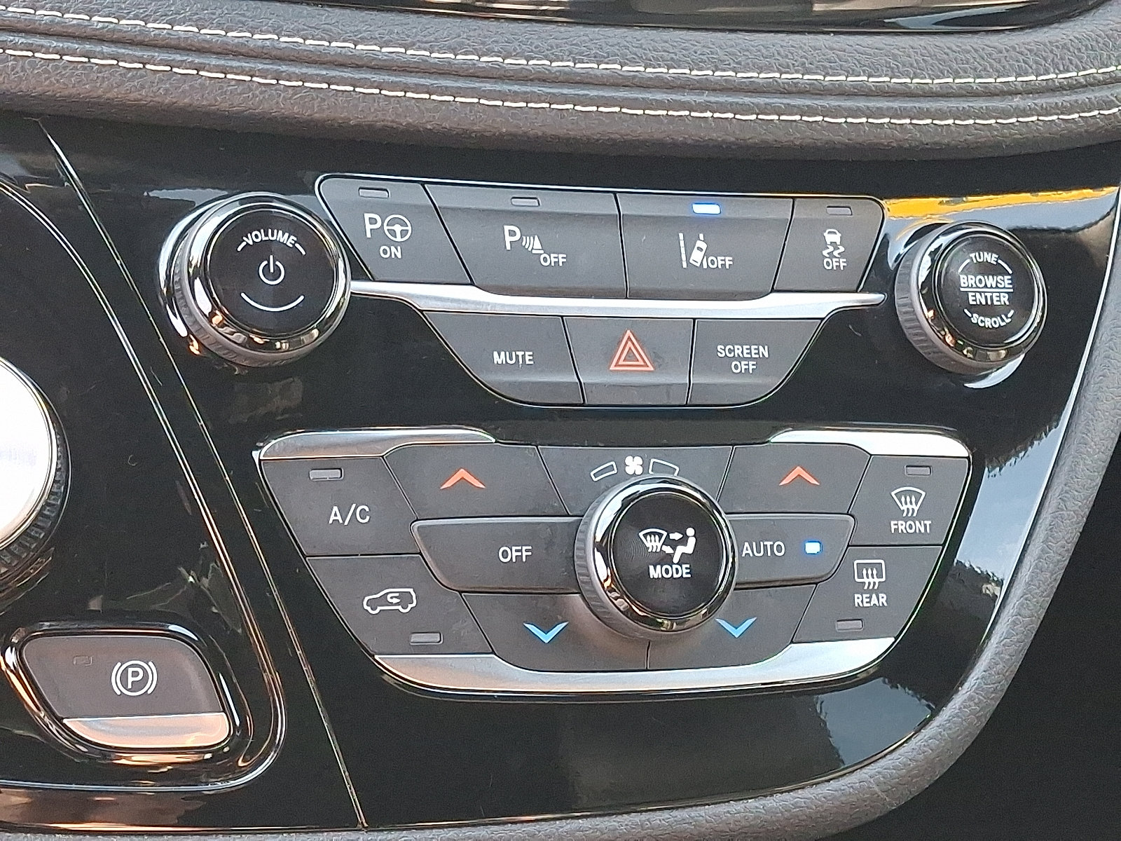Used 2024 Chrysler Pacifica Limited FWD image 17