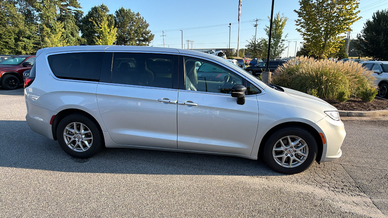 Used 2024 Chrysler Pacifica Touring-L FWD image 7