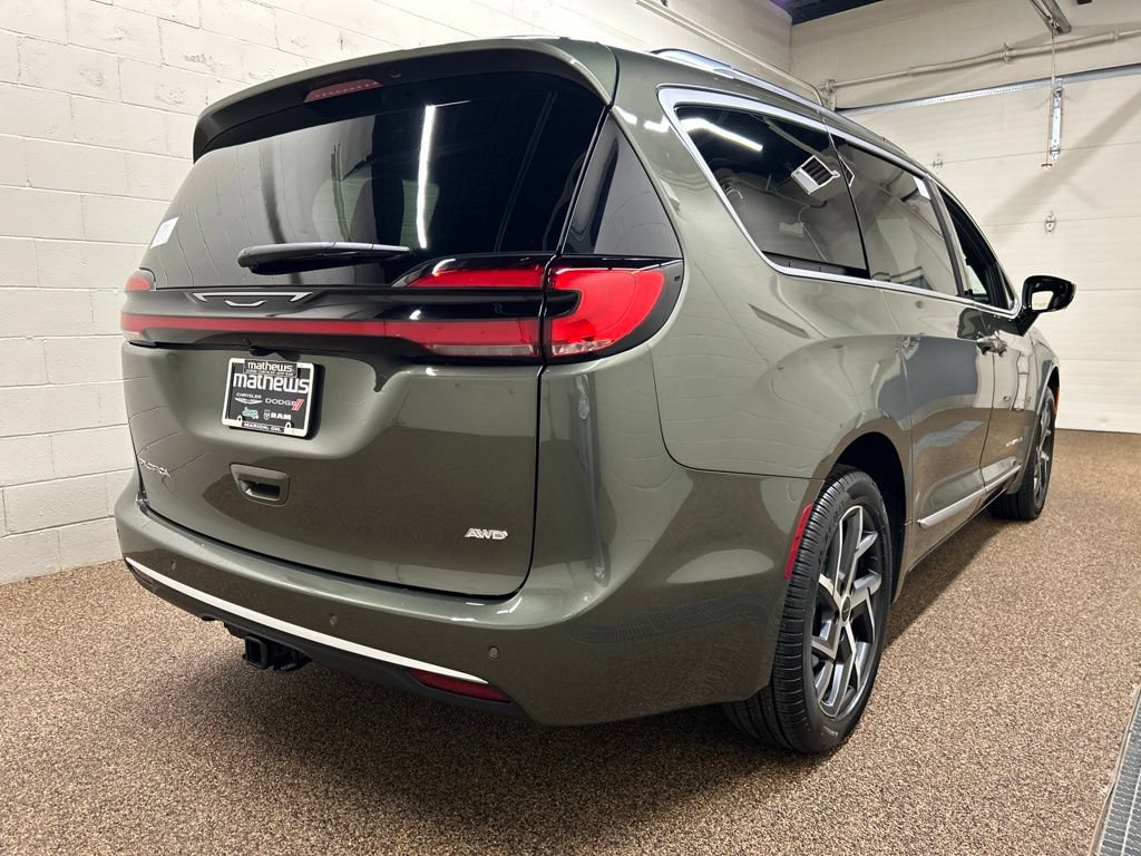 New 2027 Chrysler Pacifica Pinnacle AWD/4WD image 2