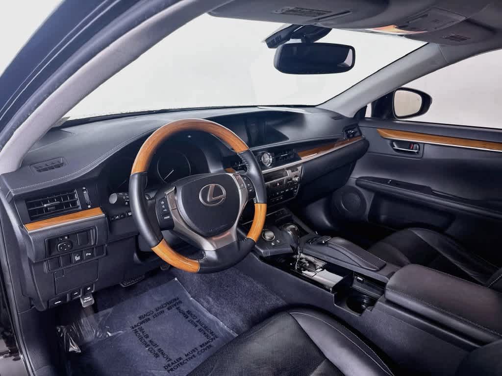 Used 2015 Lexus ES 300h w/ Navigation System Package FWD image 4