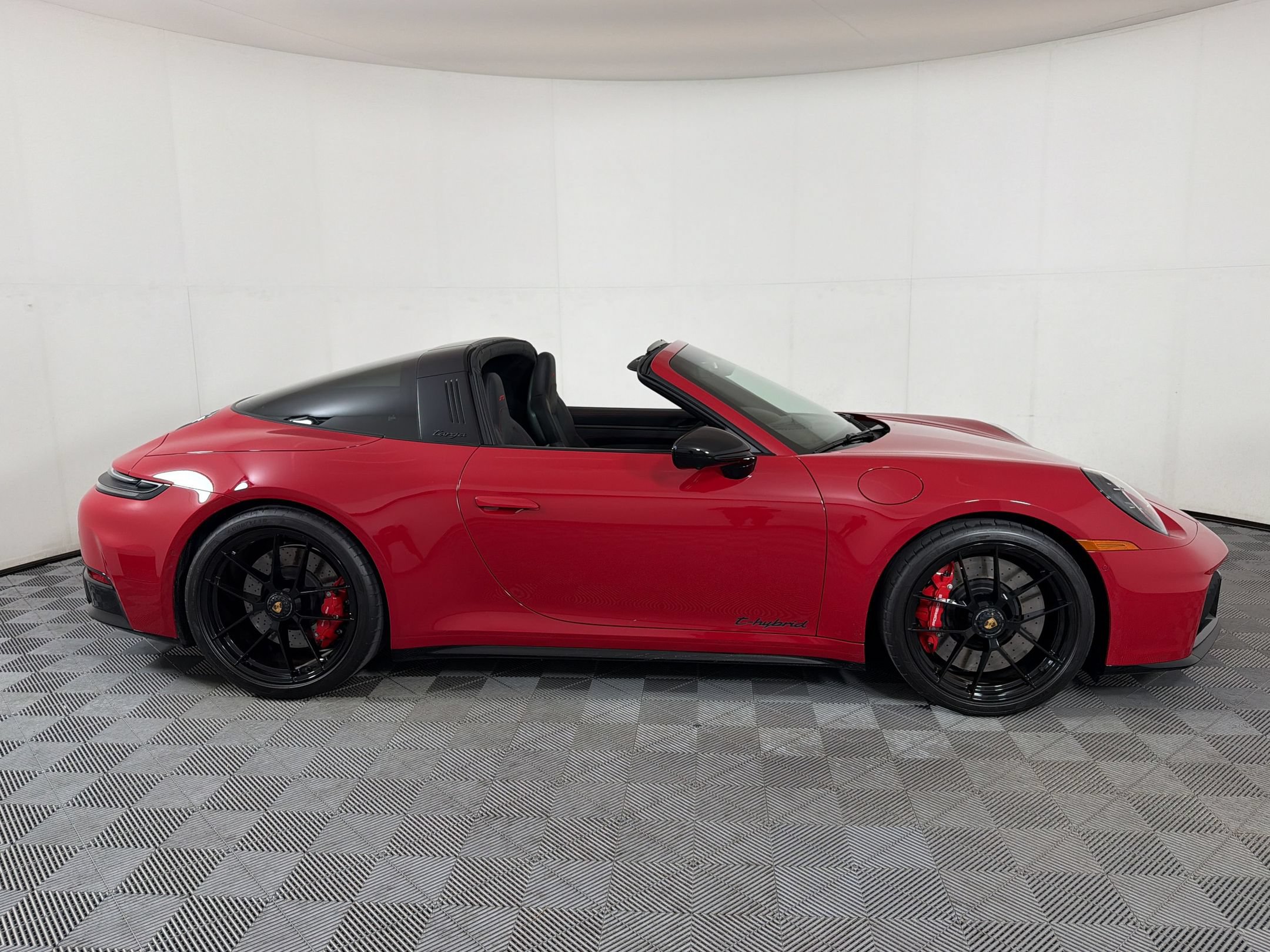 Certified 2025 Porsche 911 Targa 4 GTS AWD/4WD image 9