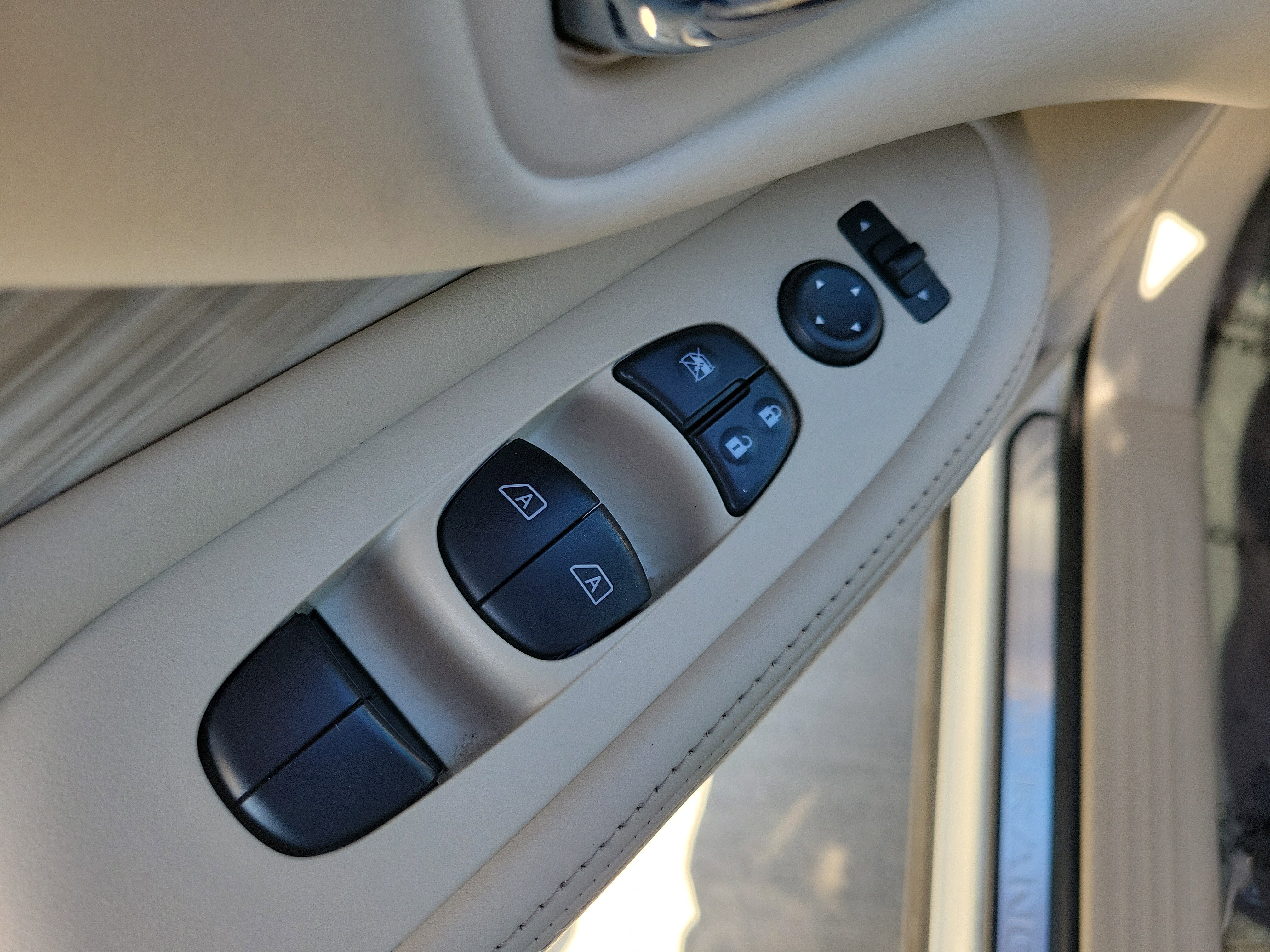 Used 2018 Nissan Murano SV w/ Cargo Package image 17