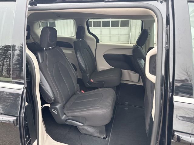 Used 2023 Chrysler Voyager LX image 15