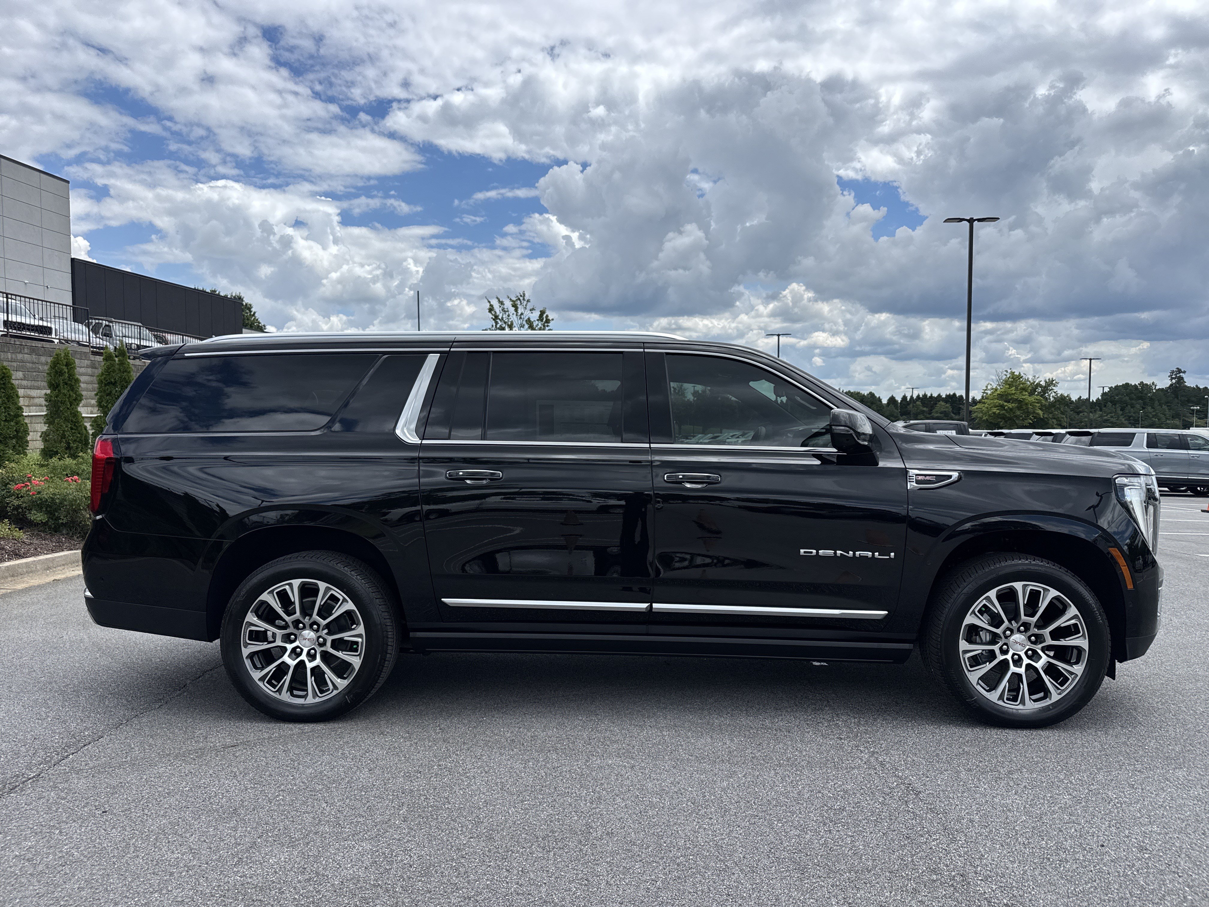 New 2026 GMC Yukon XL Denali w/ Denali Reserve Package AWD/4WD image 11